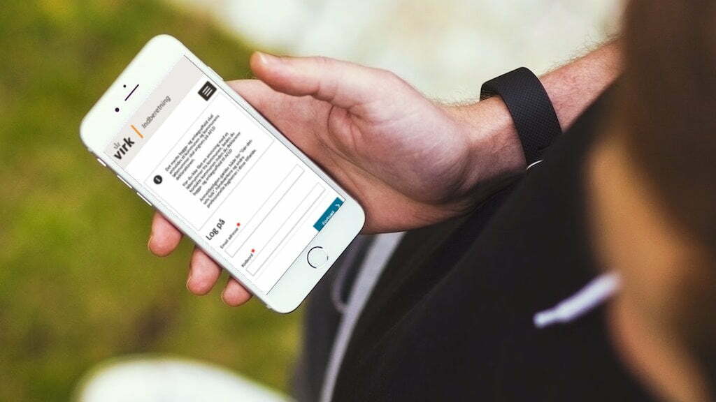 Mand udfylder affaldsdeklaration på iPhone 8