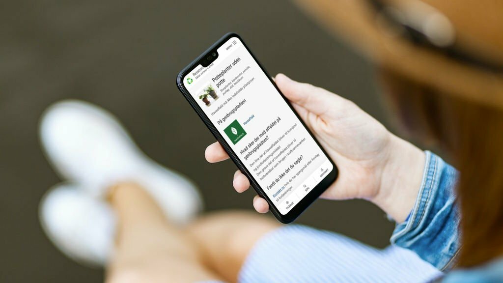 Kvinde der anvender ressourceportal.dk på iPhone